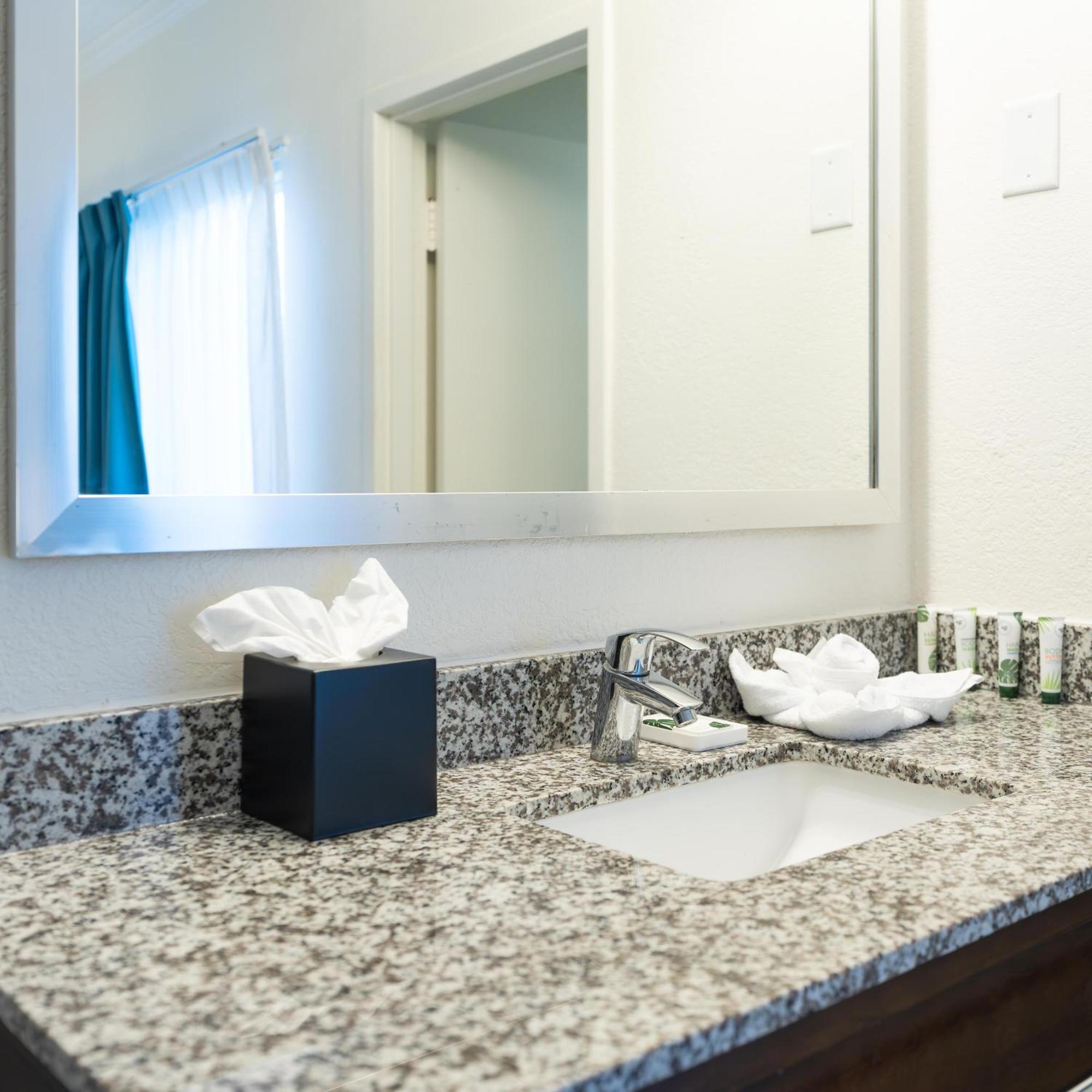 Oasis Bay Suites, Tampa, Busch Gardens, Usf Екстериор снимка